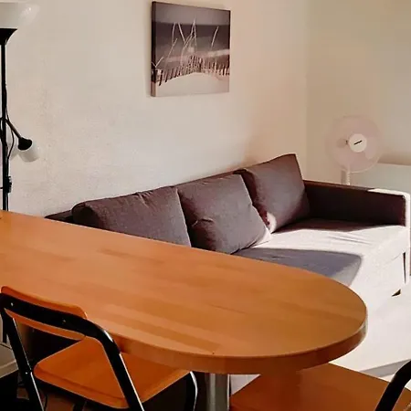 아파트 Comfortable Studio With Balcony Close To The Beach